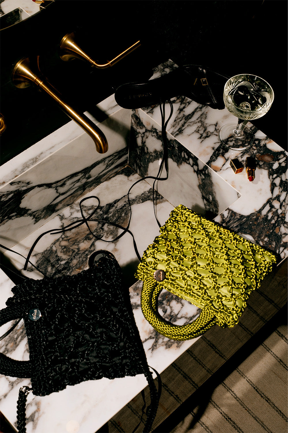 Dos carteras tejidas. Una color negro y otra color pistacchio.