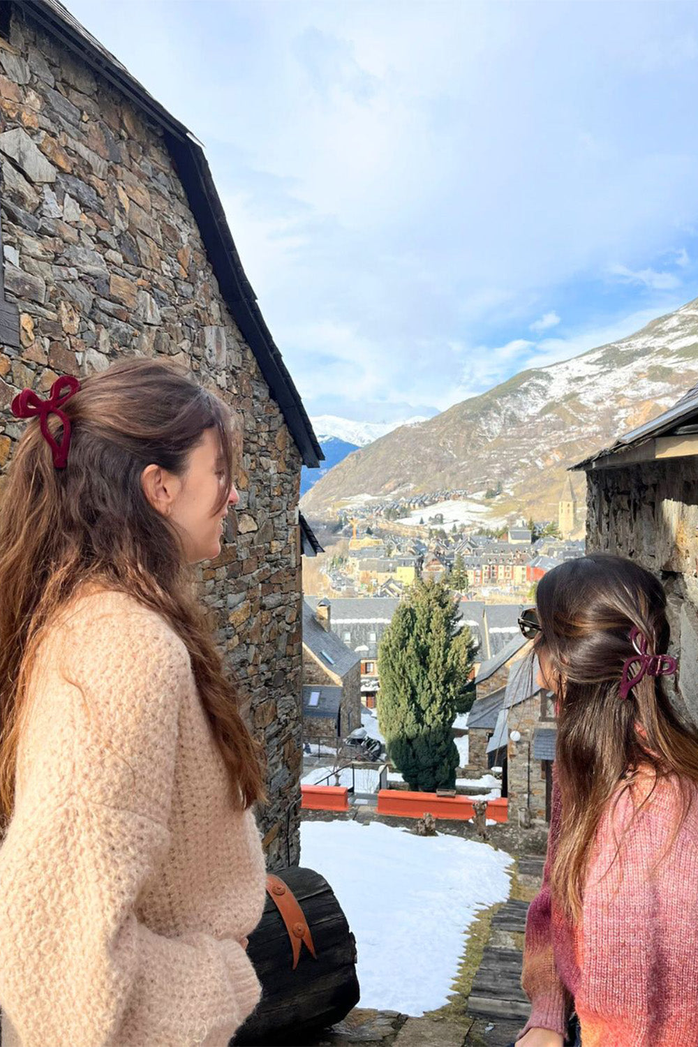 Dos mujeres usando ganchos en el cabello.