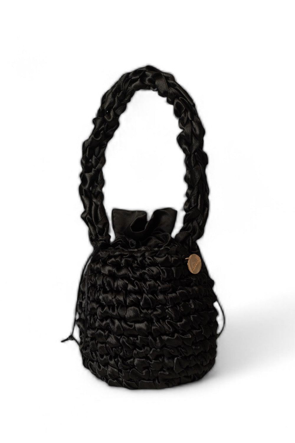 Cartera tejida color negro.