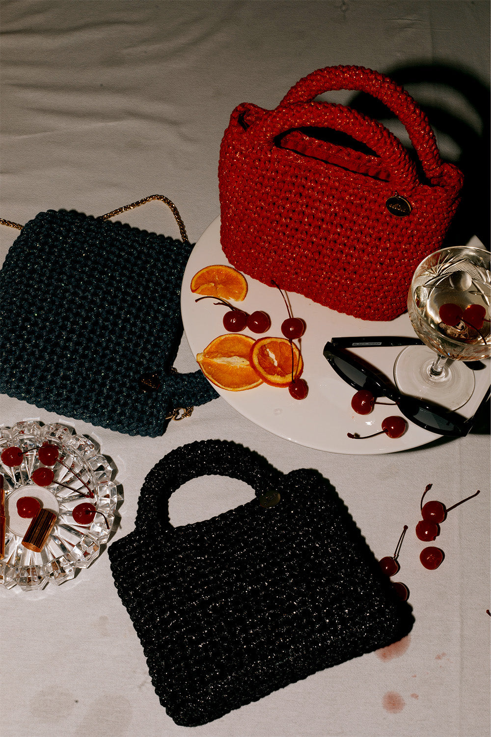 Tres carteras sobre un mantel.