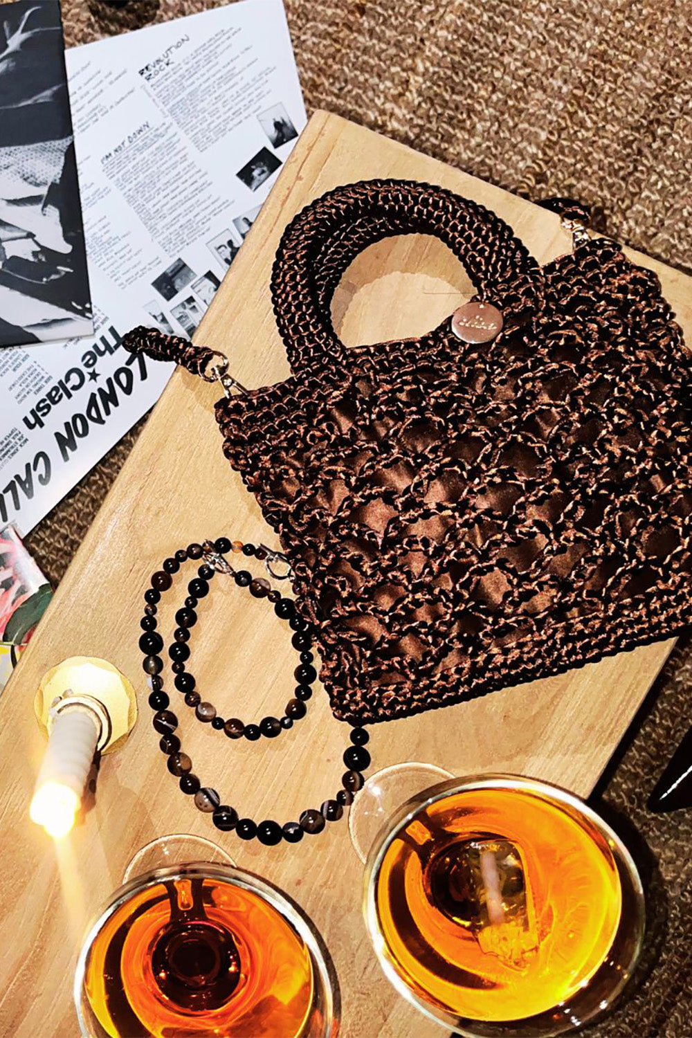 Cartera marrón sobre una mesa.