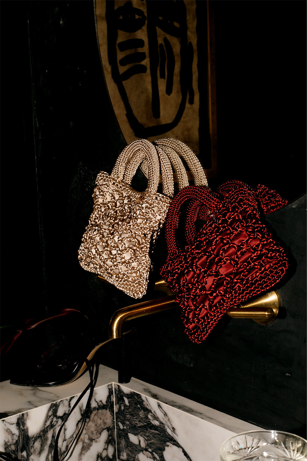 Dos carteras, una color beige y una color rojo. 