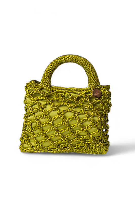 Cartera tejida color pistacchio.