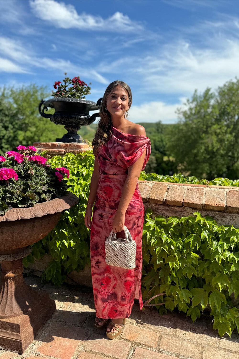 Mujer usando una cartera tejida color beige.