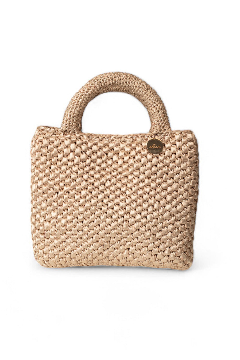 Cartera tejida color beige.