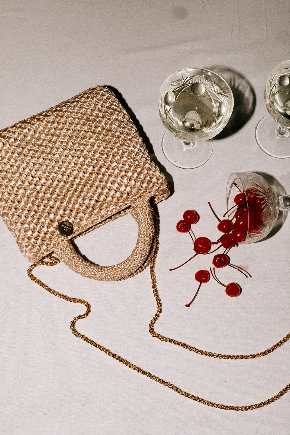 Cartera tejida color beige.