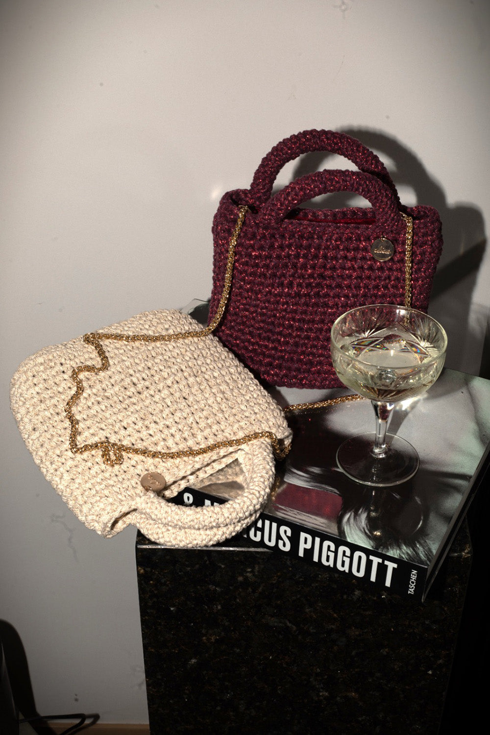 Cartera tejida color guinda  metalizado y una cartera tejida color beige.