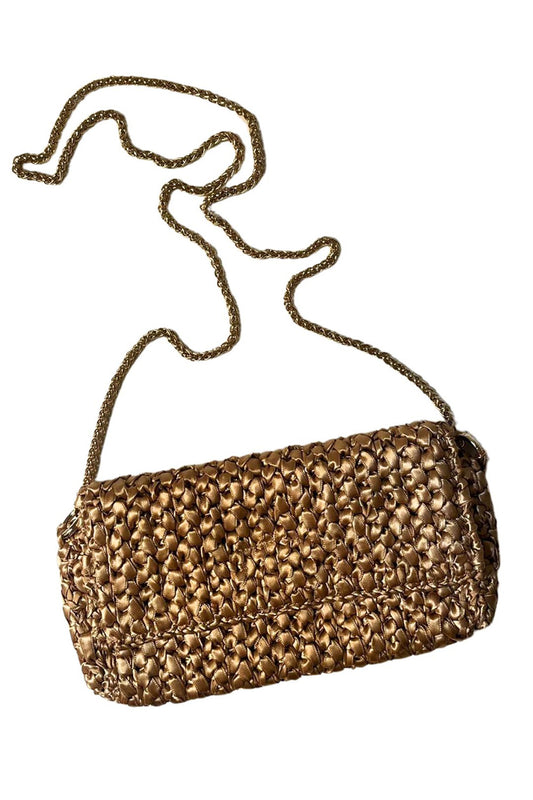 Una cartera tejida color dorado.