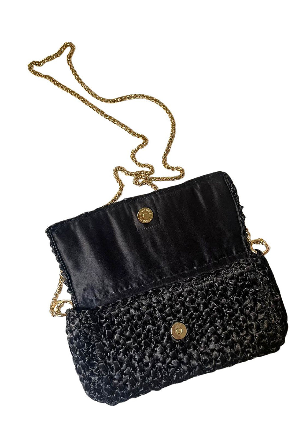 Una cartera tejida color negro.