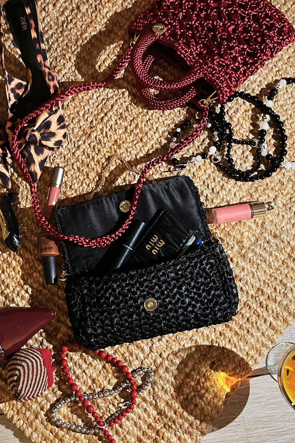 Cartera tejida color negro.