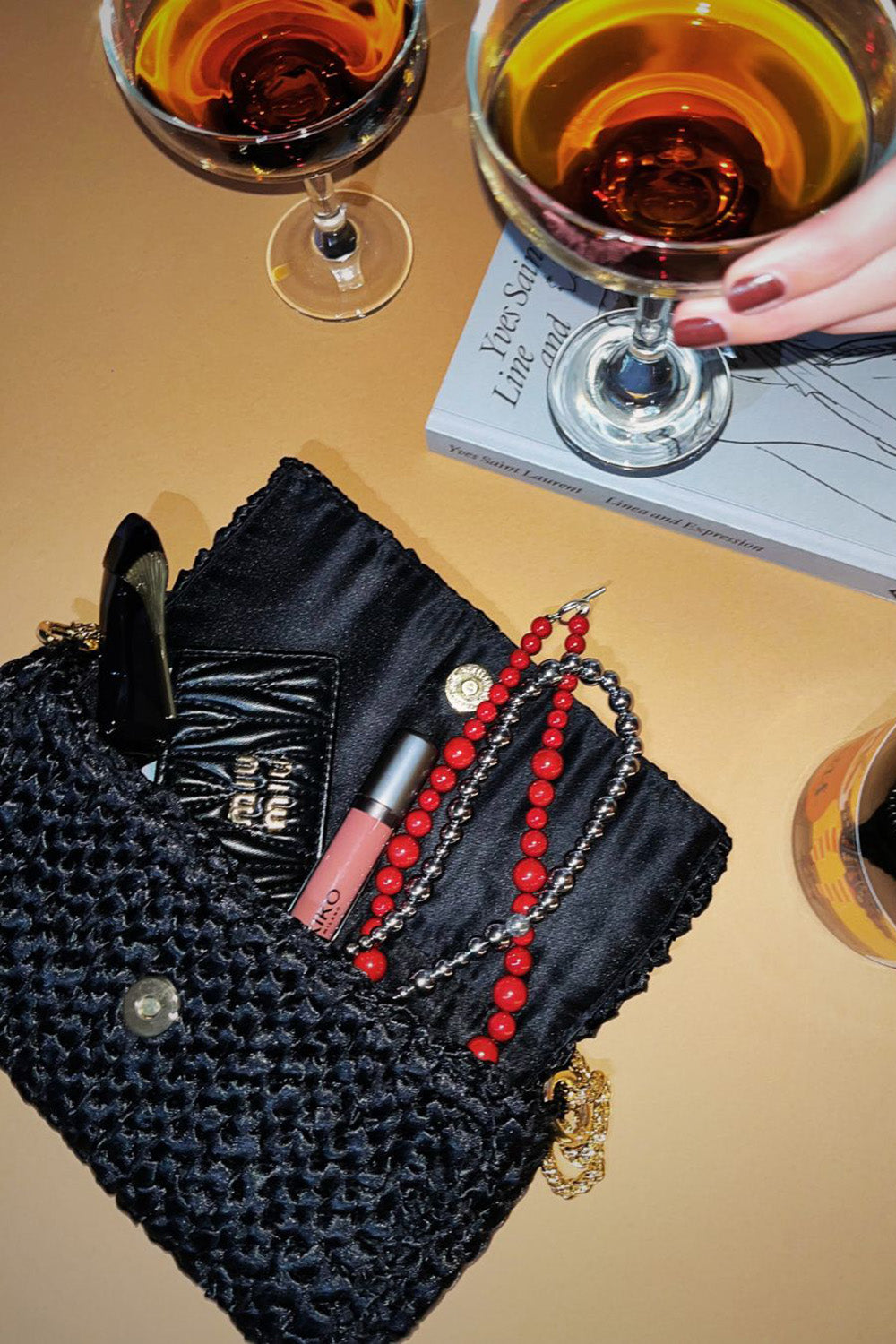 Cartera tejida color negro.