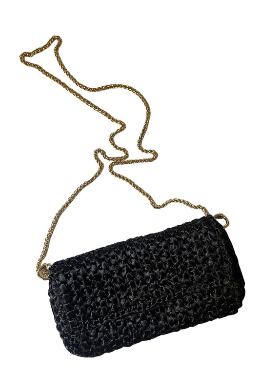 Una cartera tejida color negro.