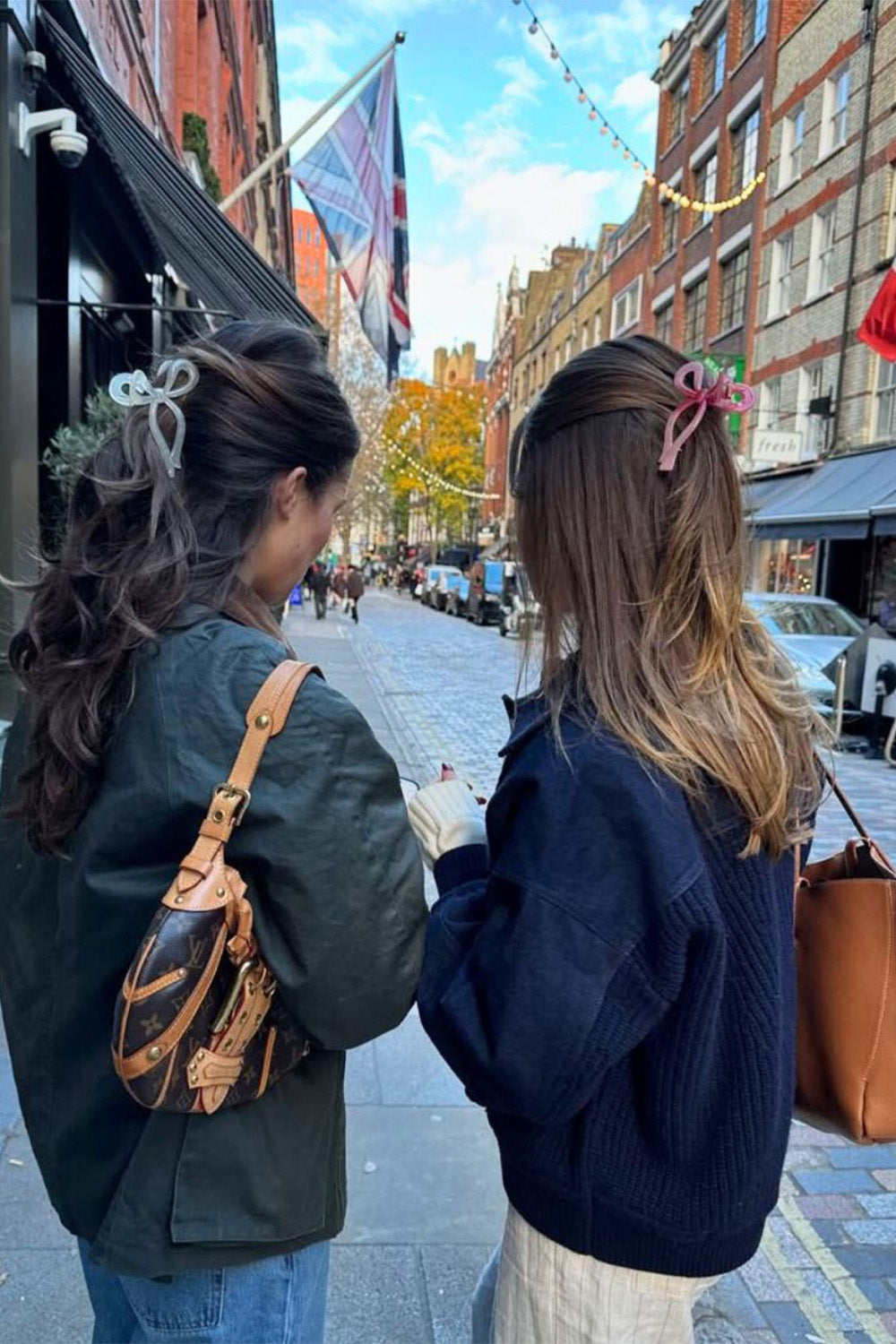 Dos chicas usando ganchos de pelo. 