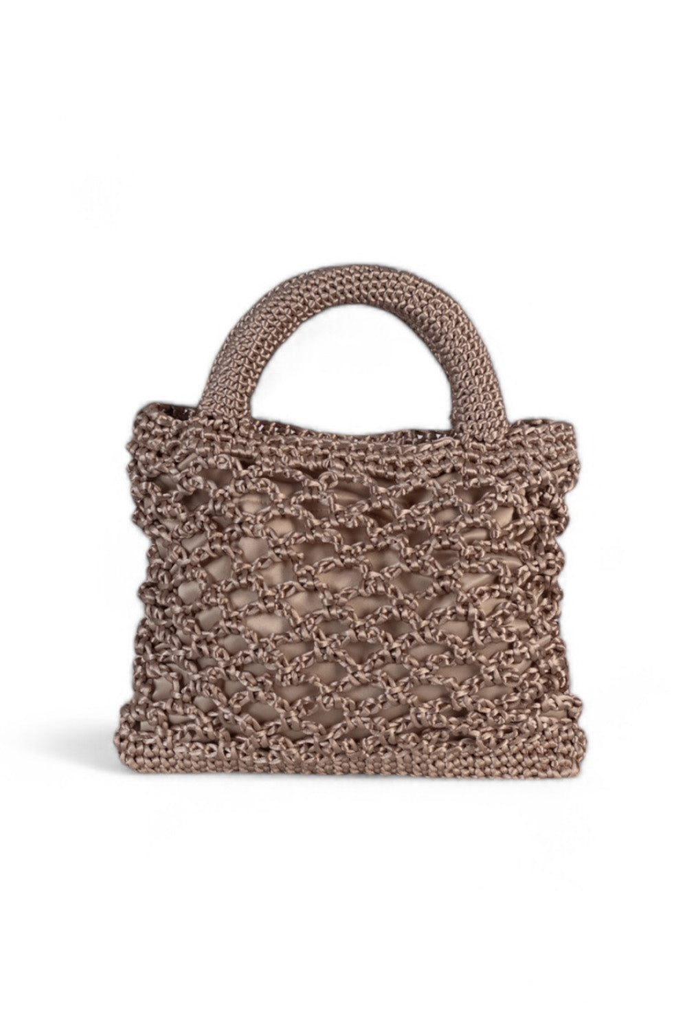 Cartera tejida color beige.