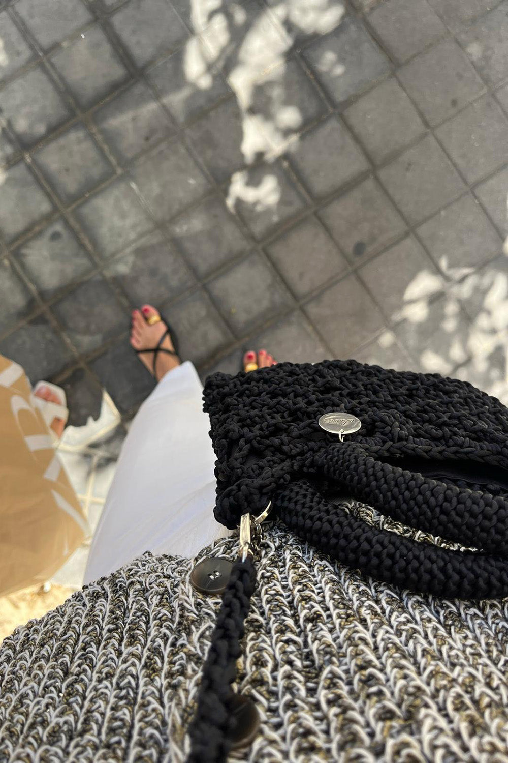 Cartera tejida color negro.