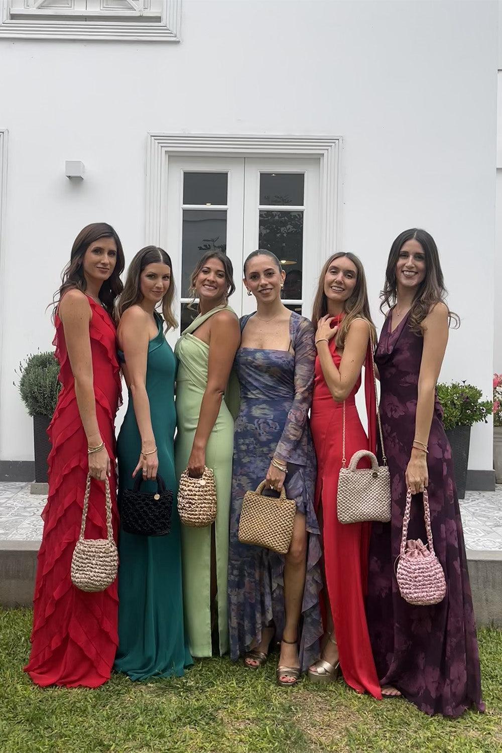 Un grupo de seis mujeres. Cada una lleva una cartera tejida.