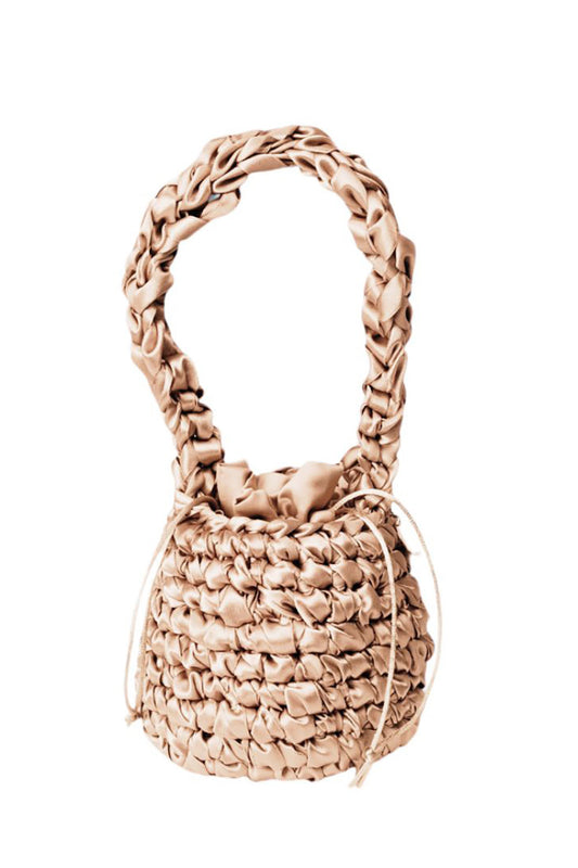Cartera tejida color beige.