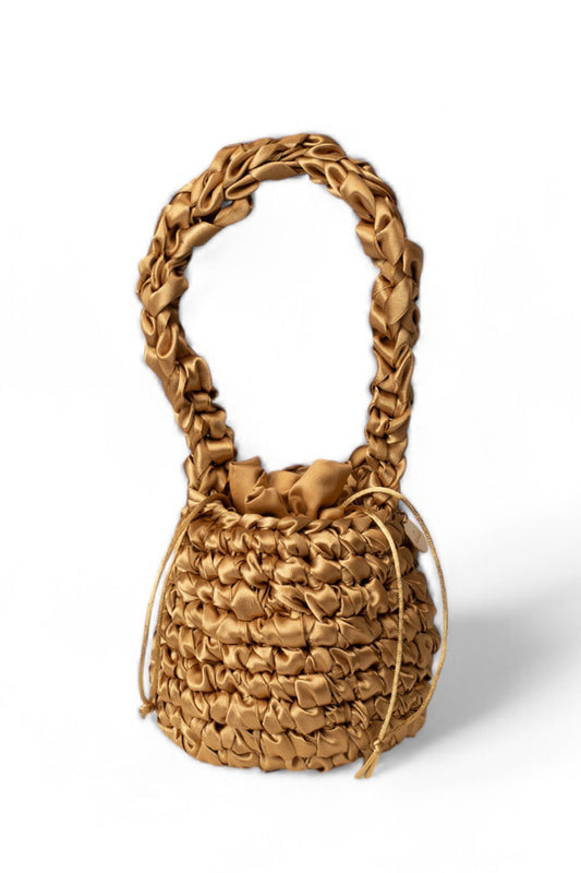 Cartera tejida color dorado.